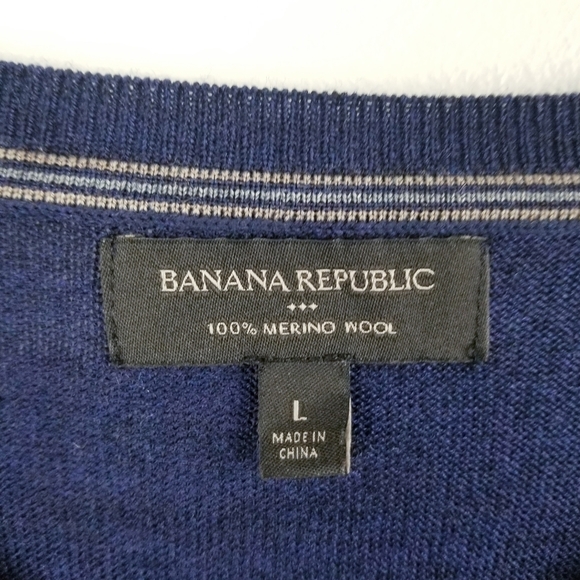 Banana Republic Men's Navy Blue V-neck 100% Merino Wool Lightweight Sweater - Picture 3 of 5